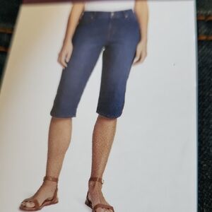 Blue Ankle Cropped Jeans with Straight-Leg Cut